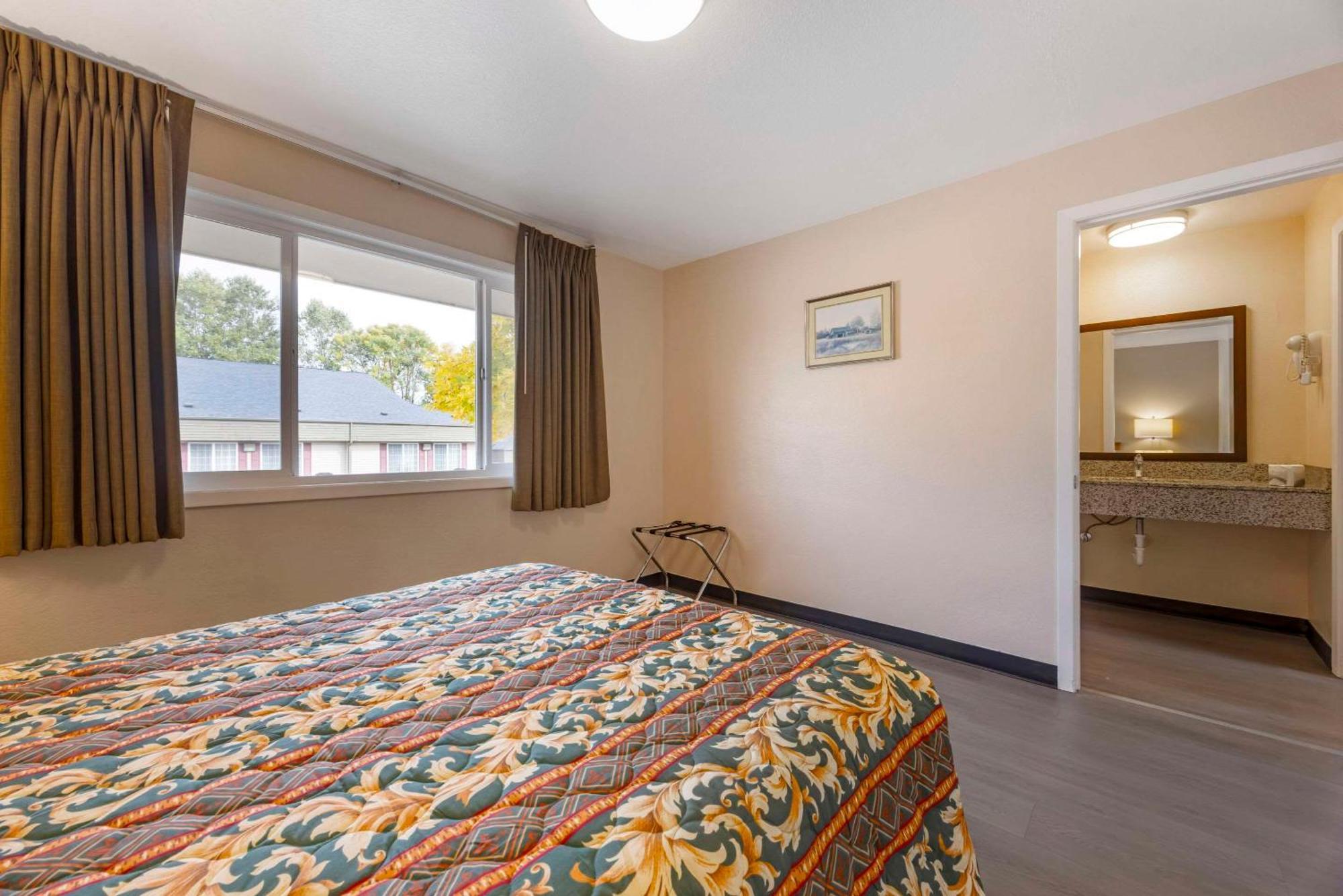 Rodeway Inn Олбани Экстерьер фото