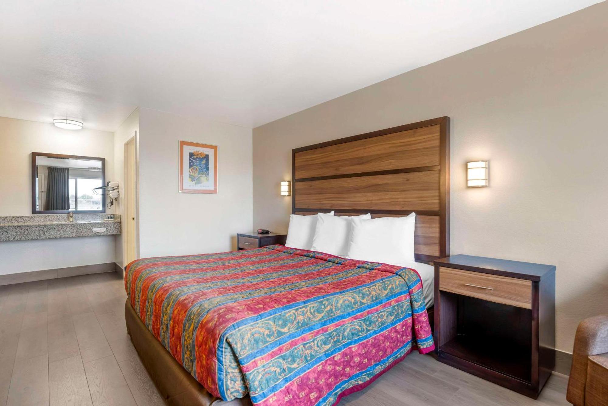 Rodeway Inn Олбани Экстерьер фото